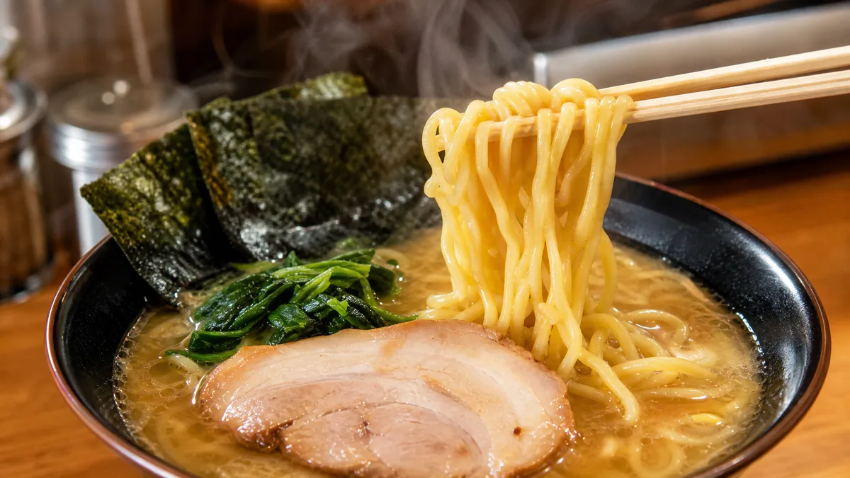 横浜家系ラーメン でら家 名古屋駅前店の全貌｜名駅3分で味わう本格豚骨醤油の実力と攻略法のアイキャッチ画像