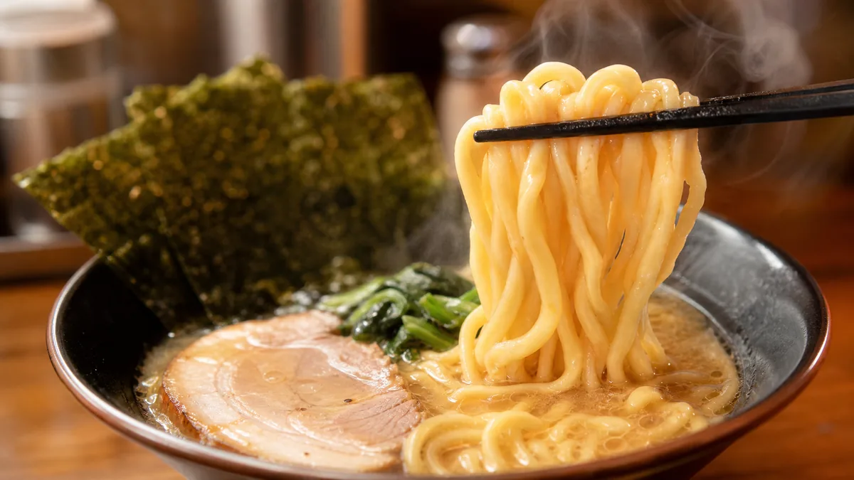 横浜家系ラーメン でら家 名古屋駅前店の麺はなぜ「低加水」なのか？｜スープと一体化する特注麺の秘密の解説画像