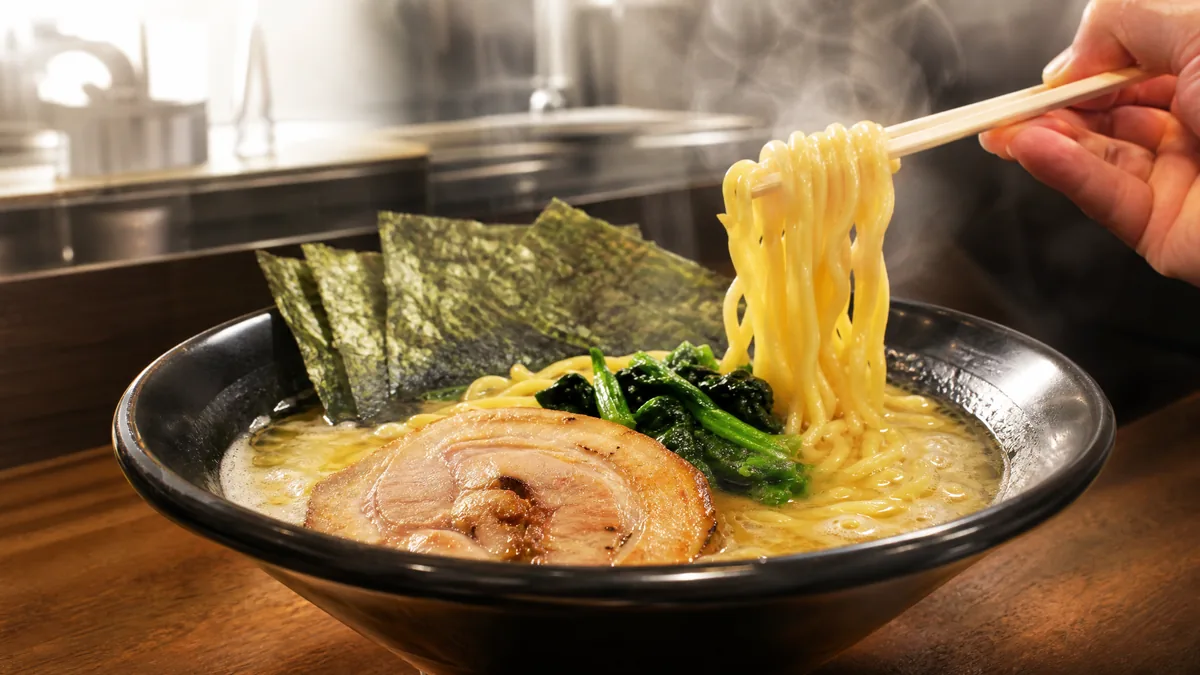 名古屋駅の家系ラーメンはなぜ深夜に強いのか｜終電族を支えるラーメンインフラの解説画像