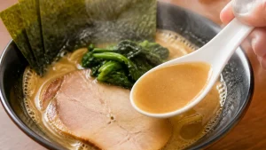 家系ラーメン熊田家はなぜ行列が絶えないのか｜王道家直系の獣感スープに迫るのアイキャッチ画像