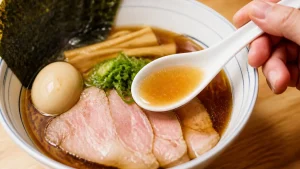 紫陽花ラーメンは名古屋の10席から生まれた｜元ブロガー店主が5種の醤油で作る琥珀色の一杯のアイキャッチ画像