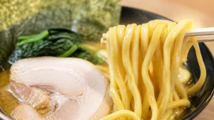 王道家のラーメンは吉村家を「破門」されても貫いた一杯｜清水裕正の壮絶人生と名店の全貌のアイキャッチ画像