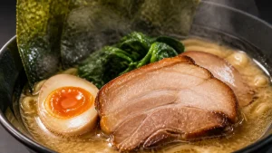 家系ラーメンと二郎系の違いは「油」で決まる｜鶏油と背脂が分ける7つの見分け方のアイキャッチ画像