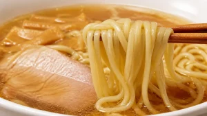 ラーメンの麺の種類は「3つの物差し」で決まる｜太さ・加水率・形状で読み解く麺の設計図のアイキャッチ画像