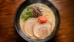 豚骨ラーメンのカロリーは一杯700kcalが目安｜内訳・味別比較・太らない食べ方まで完全解説のアイキャッチ画像